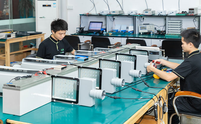 2 workers taking lighting test for led street light samples